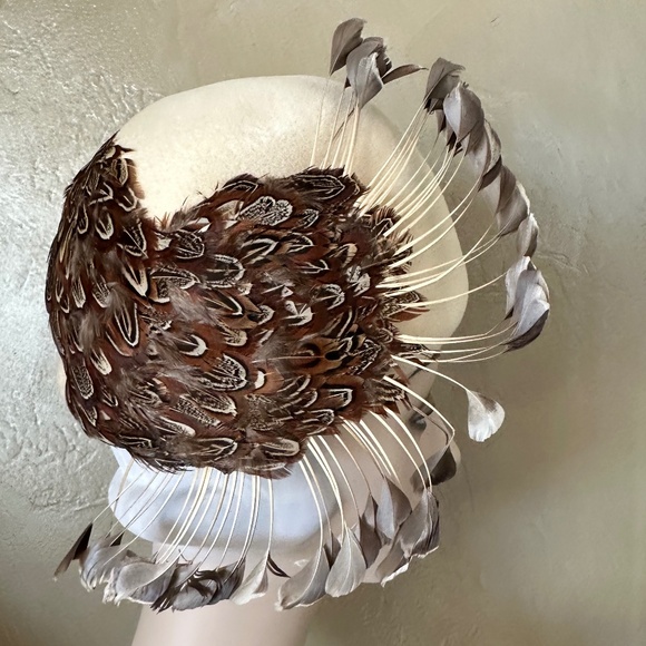 SUPERB DESIGNER OFF WHITE FELT HAT WITH "BIRD" MADE OF SMALL FEATHERS & QUILLS - Picture 7 of 11